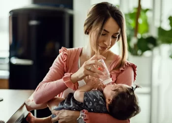 لماذا يجب تجنب إعطاء الماء للرضع قبل 6 أشهر؟