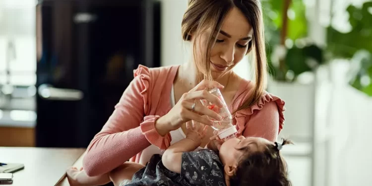 لماذا يجب تجنب إعطاء الماء للرضع قبل 6 أشهر؟