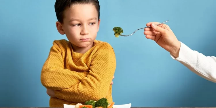 متضغطش عليه.. 4 مشاكل تُسببها لطفلك عند إجباره على تناول الطعام 1 متضغطش عليه.. 4 مشاكل تُسببها لطفلك عند إجباره على تناول الطعام