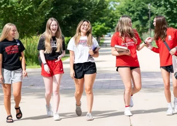 30 دقيقة مشي يومياً تحرق 1400 سعر أسبوعياً