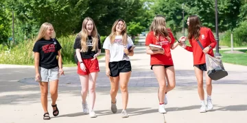 30 دقيقة مشي يومياً تحرق 1400 سعر أسبوعياً