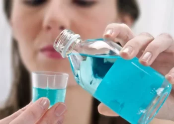 غسول الفم.. خطر الاستخدام الخاطئ