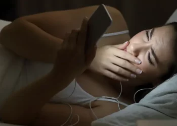 كيف تؤثر مشاهدة الأخبار السلبية على صحتك النفسية؟ وكيف تحمي نفسك؟