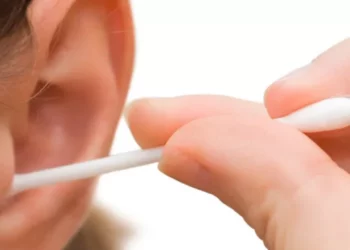 أدوات تنظيف الأذن المنزلية.. مخاطر محتملة تثير مخاوف الأطباء