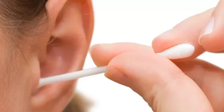 أدوات تنظيف الأذن المنزلية.. مخاطر محتملة تثير مخاوف الأطباء 1 أدوات تنظيف الأذن المنزلية.. مخاطر محتملة تثير مخاوف الأطباء