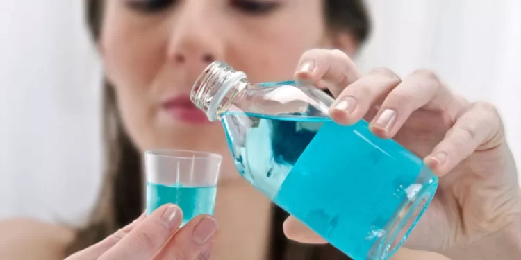 احذر.. غسول الفم قد يهدد المناعة ويسبب تسمم الأسنان 1 غسول الفم