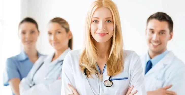 أفضل 10 جامعات لدراسة الطب في روسيا.. دليلك الشامل من حيث التصنيف والتكاليف واللغة 1 دراسة الطب في روسيا
