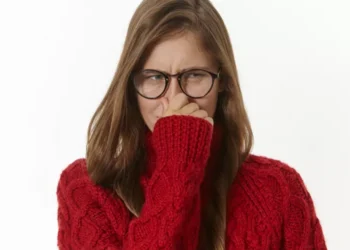 ما أسباب خروج رائحة كريهة من الأنف والفم