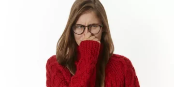 ما أسباب خروج رائحة كريهة من الأنف والفم