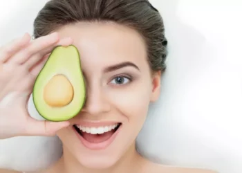 هل تزيد التغذية الغير متوازنة من رونق البشرة ونضارة الوجه؟