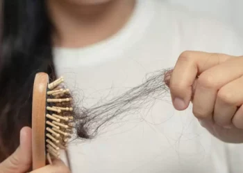 أسباب تساقط الشعر عند النساء