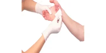 كيفية إسعاف الجروح بطريقة آمنة وصحيحة