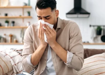 ما هي أعراض الإنفلونزا وكيف تفرقها عن نزلات البرد؟ اختلافات واضحة