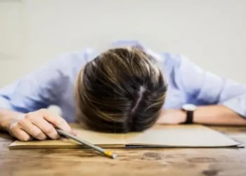 لماذا أشعر بالتعب طوال الوقت؟ متى يستدعي القلق؟