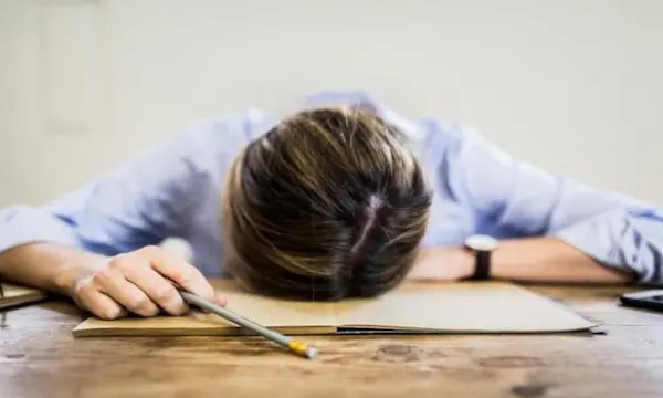 لماذا أشعر بالتعب طوال الوقت؟ متى يستدعي القلق؟ 1 لماذا أشعر بالتعب طوال الوقت؟ متى يستدعي القلق؟